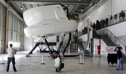 Nuevo centro de simuladores de vuelo y entrenamiento de tripulación y formación de técnicos de mantenimiento, inaugurado por Airbus Military, en Sevilla. En la foto, cabina del simulador.