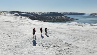 Porteo de material a pie por el glaciar Qaleraliq.