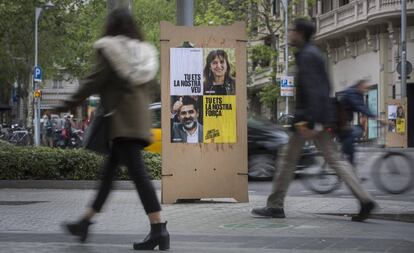 Carteles electorales de Esquerra Republicana y Junts Per Catalunya en Barcelona.