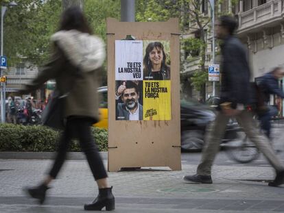 Carteles electorales de Esquerra Republicana y Junts Per Catalunya en Barcelona.