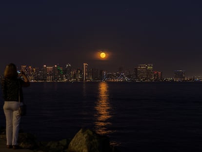 Una mujer toma una foto a la 'Superluna' del pasado 30 de agosto.