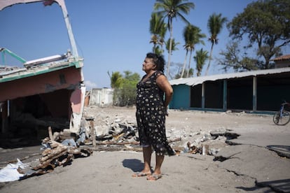 Alejandrina Calderón, de 70 años, contempla la última de sus propiedades destrozadas por el mar.