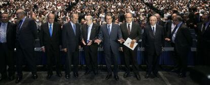 Artur Mas (en el centro), con un grupo de empresarios en la presentación de la nueva estrategia industrial para Cataluña, el pasado día 4 en Barcelona.