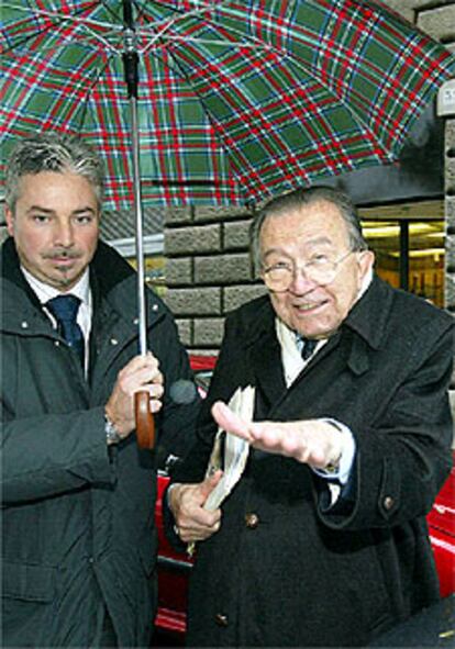 Giulio Andreotti, ayer mientras salía de su domicilio en Roma.