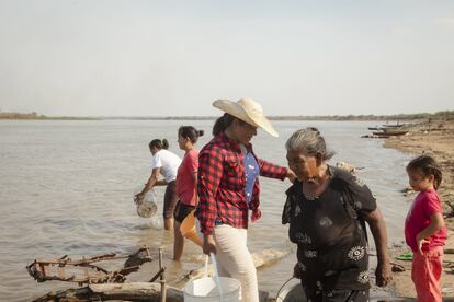 Mujeres de la comunidad yshyr buscan agua del río que después tendrán que potabilizar con cloro. El agua suministrada por el Estado no alcanza para abastecer a todos por lo que deben ir cada día hasta el río a buscar más.