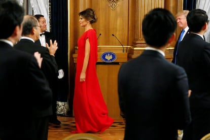 Para la cena que el primer ministro japonés, Shinzo Abe, celebró en su residencia oficial en honor del presidente de Estados Unidos y su esposa, Melania Trump, la primera dama acaparó todas las miradas con este diseño rojo de Valentino, sin mangas. Lo combinó con stillettos del mismo tono de Manolo Blahnik y un anillo de diamante que siempre reserva para las grandes ocasiones.