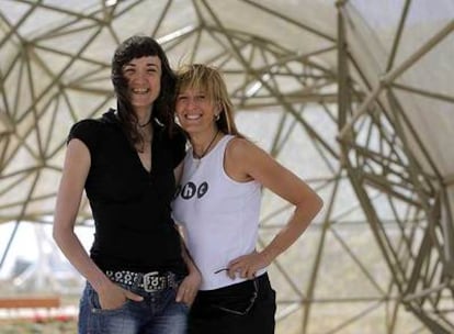 Alicia y Eva, dos de las componentes del grupo navarro THC, ganador del concurso de maquetas de Rock in Rio.