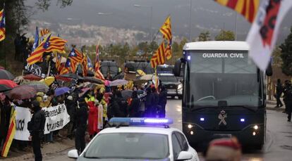 Els presos surten de Brians en un vehicle de la Guàrdia Civil.