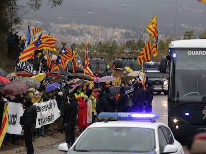 Els presos surten de Brians en un vehicle de la Guàrdia Civil.