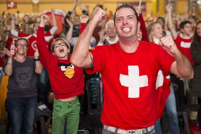 Aficionados suizos celebran en una zona pública de Lausana la victoria en la Copa Davis.