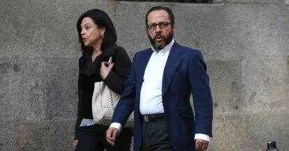 Álvaro Pérez, El Bigotes, con su abogada cerca de la Audiencia Nacional.