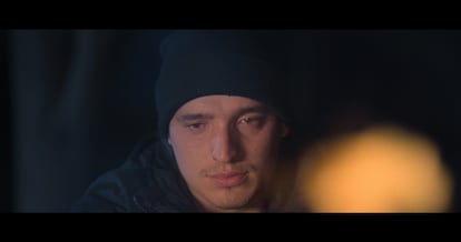 L'attore Felipe Arce nel ruolo di Matías Catrileo in 'Un giorno le radici'.