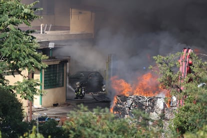 Bomberos trabajan apagando las llamadas tras la explosión del deposito de GLP en Roma, este viernes.