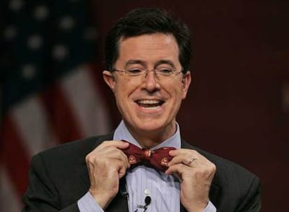 Colbert se ajusta la pajarita durante una intervención en Harvard.