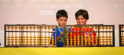 Dos ni&ntilde;os aprenden c&aacute;lculo con el &aacute;baco japon&eacute;s. 