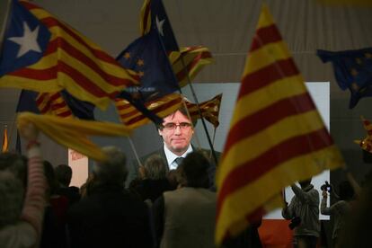El expresidente de Catalu&ntilde;a Carles Puigdemont interviene por videoconferencia en el mitin de Junts per Catalunya en Tarragona. 
 
 