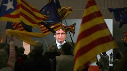 El expresidente de Catalu&ntilde;a Carles Puigdemont interviene por videoconferencia en el mitin de Junts per Catalunya en Tarragona. 
 
 