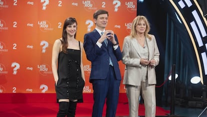 'Late Xou' fue líder este martes en La 1. En la imagen, Marc Giró junto a dos de sus invitadas de la noche, las actrices Natalia de Molina (izquierda) y Emma Suárez.