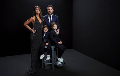 El Premio al Mejor Jugador Masculino de la FIFA Lionel Messi del FC Barcelona y Argentina posa con su esposa Antonella Roccuzzo y sus hijos Mateo y Ciro.