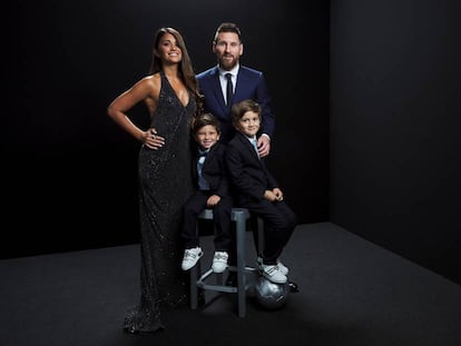 El Premio al Mejor Jugador Masculino de la FIFA Lionel Messi del FC Barcelona y Argentina posa con su esposa Antonella Roccuzzo y sus hijos Mateo y Ciro.