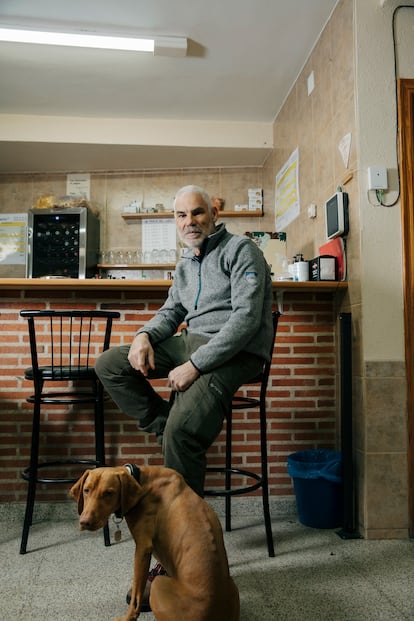 Alfonso San José (65 años, Calabazas de Fuentidueña), uno de los fundadores la asociación que gestiona el bar.
