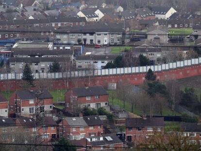 Un muro para dividir ideas religiosas en Irlanda del Norte