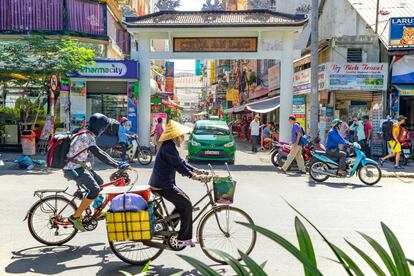 <strong>Qué ver y saber:</strong> Esta la ciudad antes conocida como Saigón, la más grande de Vietnam (8,5 millones personas), es moderna y tradicional a la vez y muy dinámica. Le sorprenderá por la gran cantidad de motos (unos 5 millones) circulando por sus calles en un caos organizado (y contaminante). Le encantará por la amabilidad de sus habitantes, la impresionante cultura del café y la deliciosa y variada comida callejera. Tómese un tiempo para hacerse una manicura y una pedicura en cualquiera de los numerosos establecimientos que encontrará, sobre todo por la zona de Pham Ngu Lao. </br><strong>Un tercio de cerveza:</strong> 3,47 euros </br><strong>Una cena con mantel:</strong> 11,35 euros