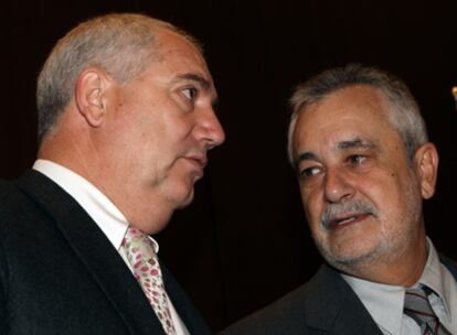 El presidente de la Junta, José Antonio Griñán, acompañado del secretario general de CC OO de Andalucía, Francisco Carbonero.