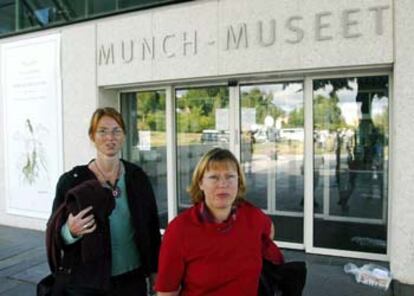 Dos turistas alemanas, en la puerta del Museo Munch de Oslo, que permaneció cerrado durante todo el día tras el espectacular robo del domingo.