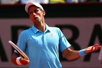 Djokovic se lamenta tras un punto durante la final masculina de Roland Garros 2014.