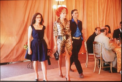 Imagen de la película 'Airbarg' (1997), del director Juanma Bajo Ulloa. En la foto, Pilar Bardem acompañada de Alberto San Juan y Gabriella Roy.