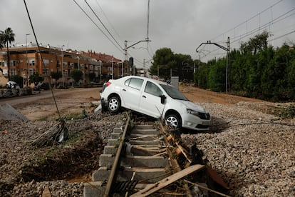 Estado en el que se encuentran las vías del tren en la localidad valenciana de Picaña, este miércoles. 
