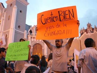Un grupo de estudiantes pide en Veracruz que se cuenten de forma correcta los votos a favor de López Obrador.