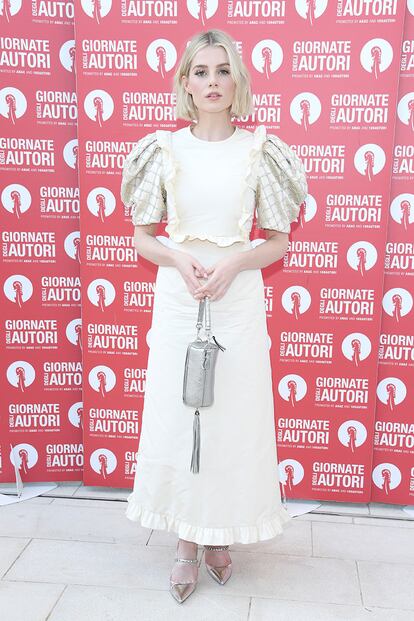 Lucy Boynton se dejó ver en el evento de Miu Miu vestida por la firma .