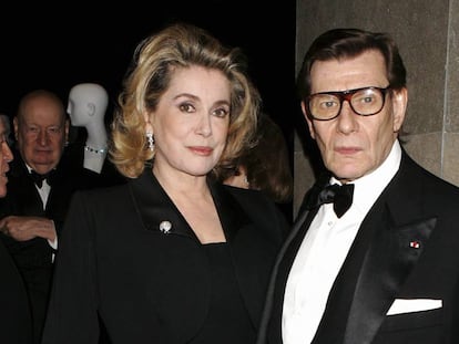 Catherine Deneuve e Yves Saint Laurent en una exposición del diseño en octubre de 2005.