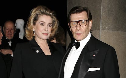 Catherine Deneuve e Yves Saint Laurent en una exposición del diseño en octubre de 2005.