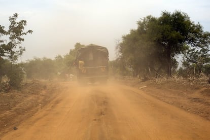 Un autobús transporta a los desplazados hasta los terrenos que les ha asignado el Gobierno de Uganda para ser reubicados.