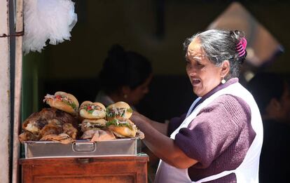 Una trabajadora vende alimentos en un puesto en Perú.
