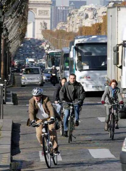 Algunos parisienses eligieron ayer la bicicleta para evitar los atascos.