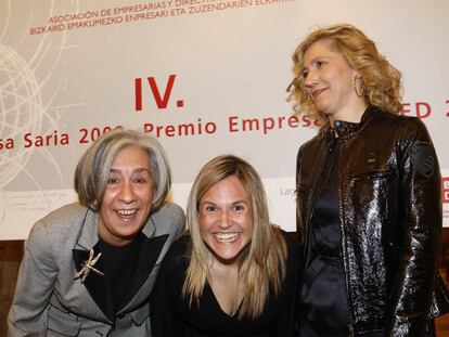 De izquierda a derecha, Isabel Merodio, Abene Mendizabal e Inés Anitua, ayer en la entrega de premios.