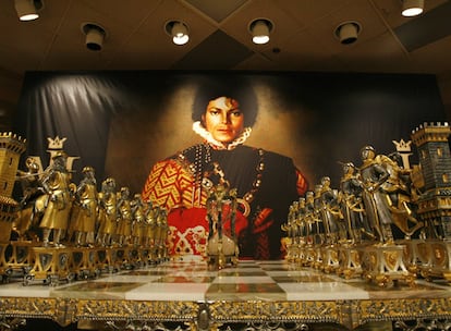 La subasta de objetos de Michael Jackson se cancela. Así lo han anunciado los organizadores, Julien's Auctions, que iban a poner a la venta los tesoros del excéntrico rey del pop del 22 al 25 de abril. Anoche suscribieron un acuerdo para devolver los objetos a Jackson, tras la exhibición de los mismos en la exposición que abrió sus puertas ayer en Hollywood. El portavoz de Michael Jackson, Tohme R., no reveló cuánto dinero habrá de depositar su representado. El cantante está muy satisfecho con la solución porque algunos objetos son "de valor incalculable e irreemplazables".