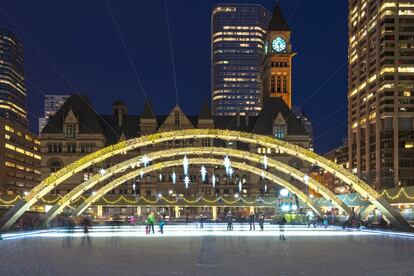 El 30 de noviembre, la plaza Nathan Phillips será escenario de la 53ª <a href="http://www.toronto.ca/explore-enjoy/festivals-events/cavalcade-of-lights/" target="_blank">Cabalgata de las Luces de Toronto, en Ontario</a>, que marca el inicio de la temporada navideña en la ciudad canadiense. Entre las 19.00 y las 22.30 se iluminará su árbol de Navidad de 15 metros de altura y más de 300.000 puntos LED, habrá música en vivo y al aire libre, espectáculos circenses, una fiesta sobre patines y una espectacular exhibición de fuegos artificiales. Lo que comenzó siendo un evento de una noche se extendió, a partir de 2002, a una celebración que dura todo un mes.