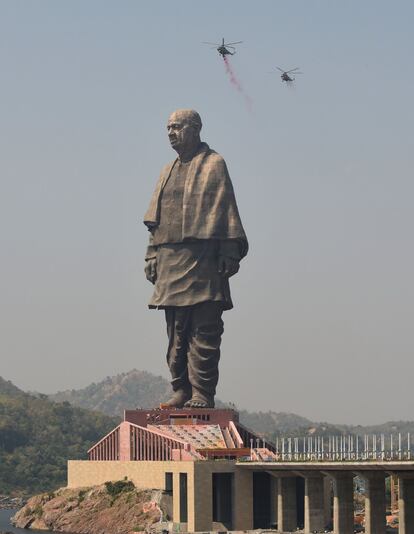 Sardar Vallabhbhai Patel (1875-1950) foi um político indiano considerado o arquiteto da unidade do novo país que surgiu após a independência dos britânicos. 68 anos após sua morte, seu corpo e rosto formam a maior escultura do mundo, conhecida como a estátua da Unidade. Com seus impressionantes 182 metros de altura, deixa para trás, por exemplo, a estátua da Liberdade, em Nova York, que mede 93 metros com o pedestal. Com um custo aproximado de 350 milhões de euros, foi inaugurada em outubro passado, após cinco anos de trabalho.