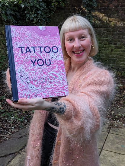 Alice Snape con la versión en inglés del libro 'Tatuaje: una nueva generación de artistas', en una imagen cedida por ella.