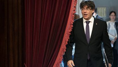 Carles Puigdemont entra al hemiciclo.