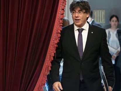 Carles Puigdemont entra al hemiciclo.