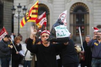 Empleados públicos de la Generalitat de Cataluña participan en Barcelona en una protesta en la plaza Sant Jaume contra los recortes en materia sanitaria y educativa de la administración catalana. EFE/Archivo