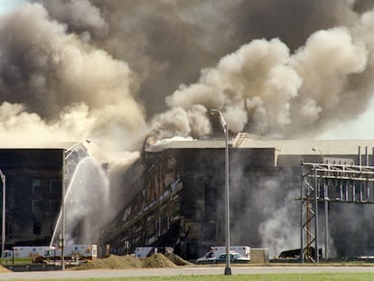 Los bomberos luchan contra el fuego en el edificio del Pentágono, tras el impacto de un avión comercial, el 11 de septiembre de 2001.