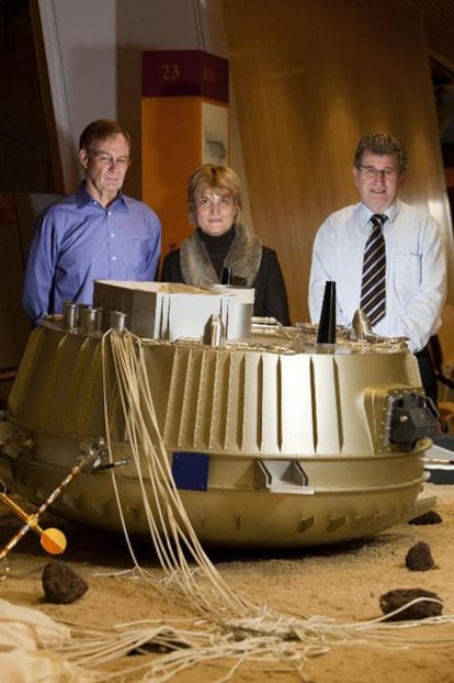 Robert Mitchell (izquierda), Athena Coustenis y Jean Pierre Lebreton, junto a la maqueta de <i>Huygens</i> en Cosmocaixa Barcelona.