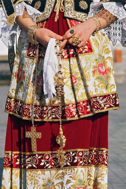 CAVALCATA SARDA (CERDEÑA). La llegada a la isla de culturas como la fenicia, griega, bizantina y española convirtió la indumentaria típica en un festival de faldas bordadas, corpiños, cofias, blusas con encajes y joyas de filigrana (foto de la derecha). Las prendas se tiñen de modo natural con pigmentos como el azafrán o el índigo.